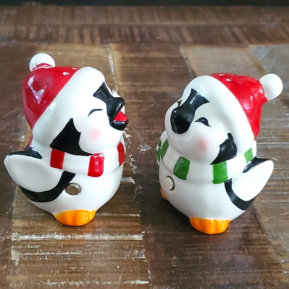 NEW- Holiday Penguins Salt &‎ Pepper Shaker
